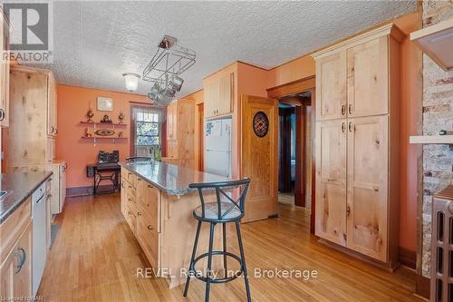 208 North Street, Fort Erie (332 - Central), ON - Indoor Photo Showing Kitchen