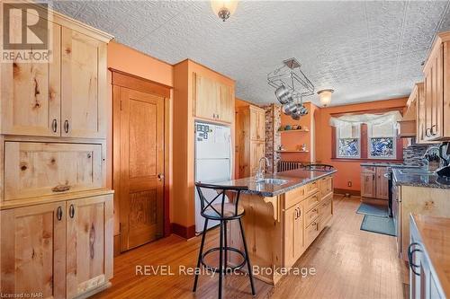 208 North Street, Fort Erie (332 - Central), ON - Indoor Photo Showing Kitchen