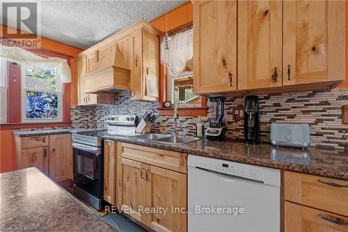 208 North Street, Fort Erie (332 - Central), ON - Indoor Photo Showing Kitchen With Double Sink