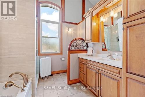 26 Kingsway Street, Welland (774 - Dain City), ON - Indoor Photo Showing Bathroom