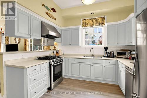 619 King Street, Niagara-On-The-Lake (101 - Town), ON - Indoor Photo Showing Kitchen With Double Sink