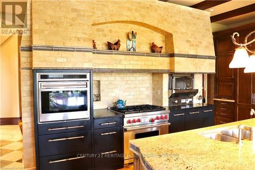 10131 Niagara River Parkway, Niagara Falls (224 - Lyons Creek), ON - Indoor Photo Showing Kitchen With Double Sink