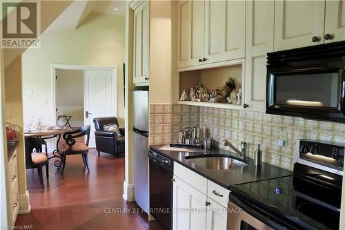 10131 Niagara River Parkway, Niagara Falls (224 - Lyons Creek), ON - Indoor Photo Showing Kitchen