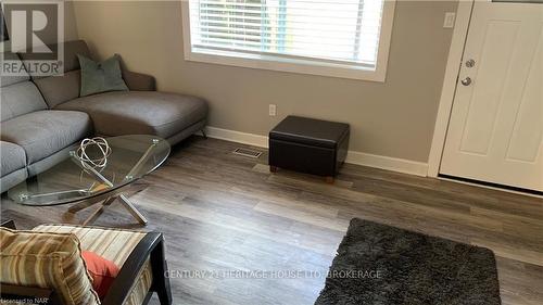 125 - 185 Denistoun Street, Welland (772 - Broadway), ON - Indoor Photo Showing Living Room