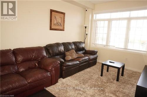 4047 Maitland St Street, Lincoln (982 - Beamsville), ON - Indoor Photo Showing Living Room