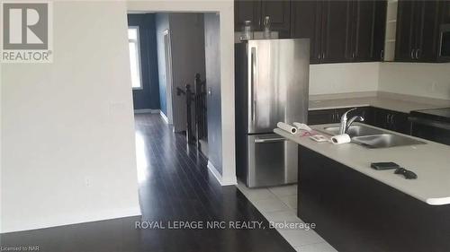 4047 Maitland St Street, Lincoln (982 - Beamsville), ON - Indoor Photo Showing Kitchen With Double Sink