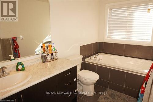 4047 Maitland St Street, Lincoln (982 - Beamsville), ON - Indoor Photo Showing Kitchen With Double Sink