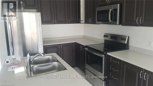 4047 Maitland St Street, Lincoln (982 - Beamsville), ON - Indoor Photo Showing Kitchen With Double Sink