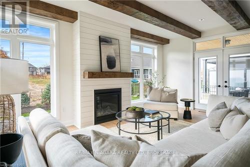 1 Stickles Street, Pelham (662 - Fonthill), ON - Indoor Photo Showing Living Room With Fireplace