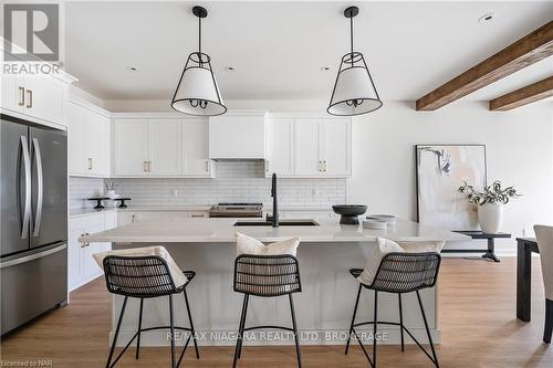 1 Stickles Street, Pelham (662 - Fonthill), ON - Indoor Photo Showing Kitchen With Upgraded Kitchen