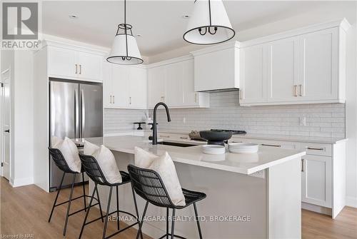 1 Stickles Street, Pelham (662 - Fonthill), ON - Indoor Photo Showing Kitchen With Upgraded Kitchen