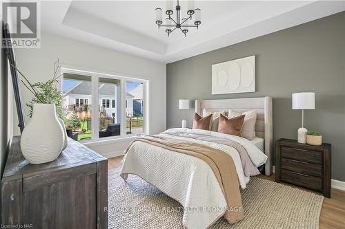 1 Stickles Street, Pelham (662 - Fonthill), ON - Indoor Photo Showing Bedroom