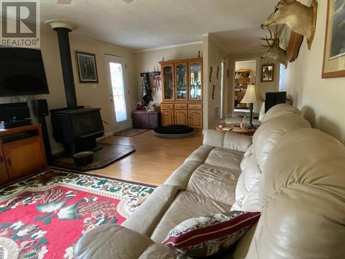 9661 97 C Highway, Merritt, BC - Indoor Photo Showing Living Room