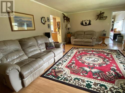 9661 97 C Highway, Merritt, BC - Indoor Photo Showing Living Room