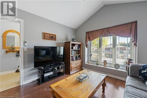 27 - 70 Elmwood Avenue, Welland (772 - Broadway), ON - Indoor Photo Showing Living Room