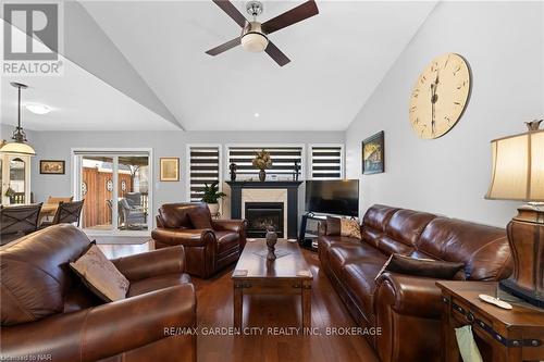 27 - 70 Elmwood Avenue, Welland (772 - Broadway), ON - Indoor Photo Showing Living Room With Fireplace