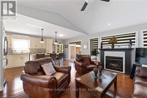 27 - 70 Elmwood Avenue, Welland (772 - Broadway), ON - Indoor Photo Showing Living Room With Fireplace