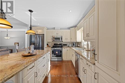 27 - 70 Elmwood Avenue, Welland (772 - Broadway), ON - Indoor Photo Showing Kitchen With Double Sink