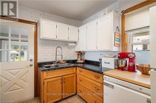 75 Crowland Avenue, Welland (773 - Lincoln/Crowland), ON - Indoor Photo Showing Kitchen With Double Sink