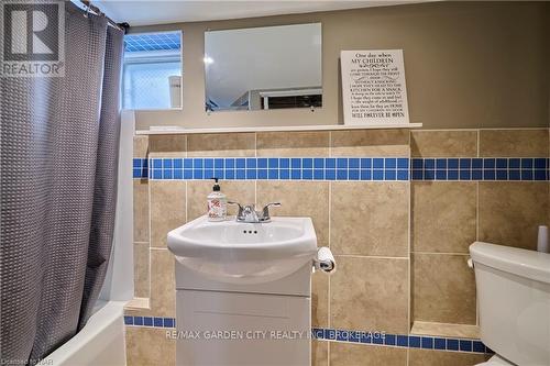 75 Crowland Avenue, Welland (773 - Lincoln/Crowland), ON - Indoor Photo Showing Bathroom