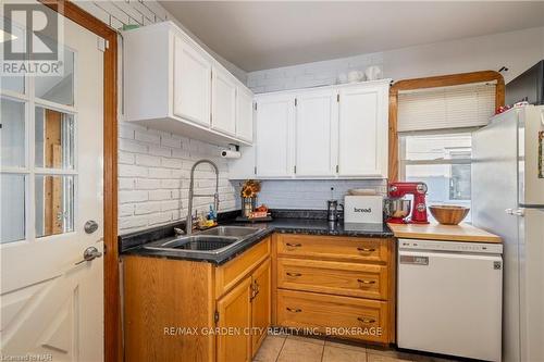 75 Crowland Avenue, Welland (773 - Lincoln/Crowland), ON - Indoor Photo Showing Kitchen With Double Sink