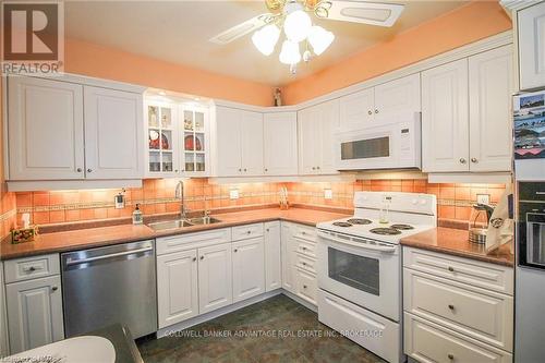 18 - 1599 Pelham Street, Pelham (662 - Fonthill), ON - Indoor Photo Showing Kitchen With Double Sink