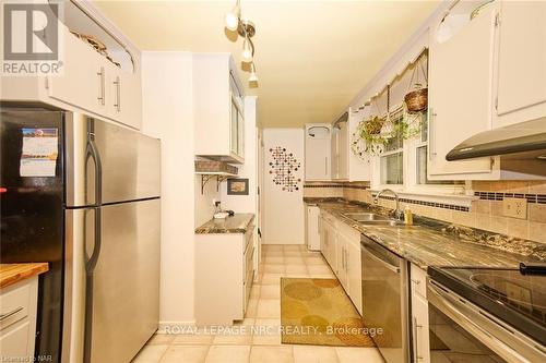 1340 Pelham Street Street, Pelham (662 - Fonthill), ON - Indoor Photo Showing Kitchen With Double Sink