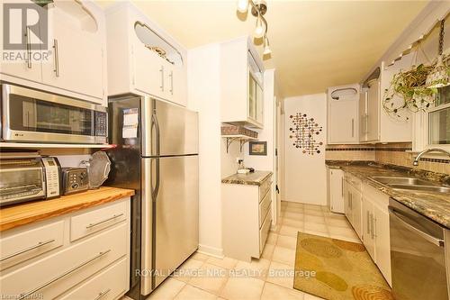 1340 Pelham Street Street, Pelham (662 - Fonthill), ON - Indoor Photo Showing Kitchen With Double Sink