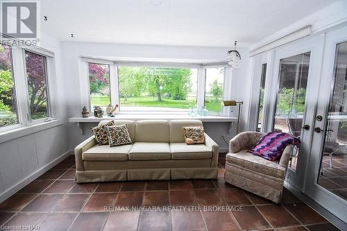 1457 Niagara Boulevard, Fort Erie (332 - Central), ON - Indoor Photo Showing Living Room