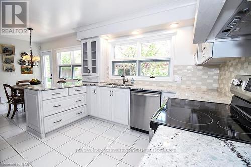 1457 Niagara Boulevard, Fort Erie (332 - Central), ON - Indoor Photo Showing Kitchen With Upgraded Kitchen