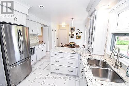 1457 Niagara Boulevard, Fort Erie (332 - Central), ON - Indoor Photo Showing Kitchen With Double Sink With Upgraded Kitchen