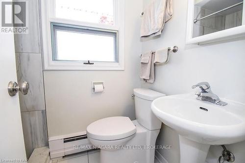 1457 Niagara Boulevard, Fort Erie (332 - Central), ON - Indoor Photo Showing Bathroom