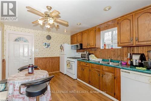 5292 Bridge Street, Niagara Falls (211 - Cherrywood), ON - Indoor Photo Showing Kitchen