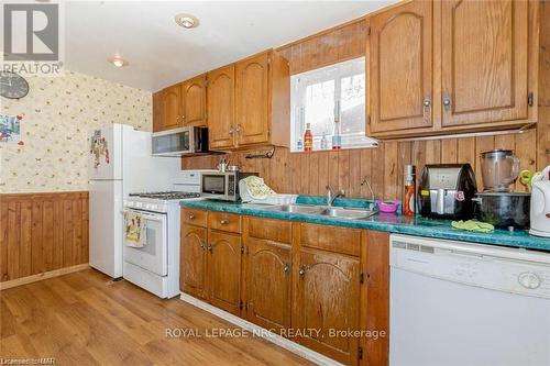 5292 Bridge Street, Niagara Falls (211 - Cherrywood), ON - Indoor Photo Showing Kitchen