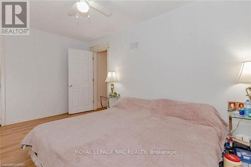 5292 Bridge Street, Niagara Falls (211 - Cherrywood), ON - Indoor Photo Showing Bedroom