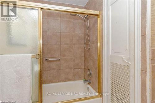 5292 Bridge Street, Niagara Falls (211 - Cherrywood), ON - Indoor Photo Showing Bathroom