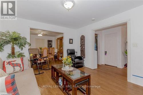 5292 Bridge Street, Niagara Falls (211 - Cherrywood), ON - Indoor Photo Showing Living Room