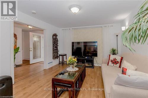 5292 Bridge Street, Niagara Falls (211 - Cherrywood), ON - Indoor Photo Showing Living Room