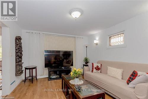 5292 Bridge Street, Niagara Falls (211 - Cherrywood), ON - Indoor Photo Showing Living Room