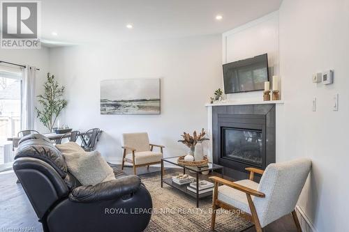 20 Jubilee Drive, St. Catharines (444 - Carlton/Bunting), ON - Indoor Photo Showing Living Room With Fireplace