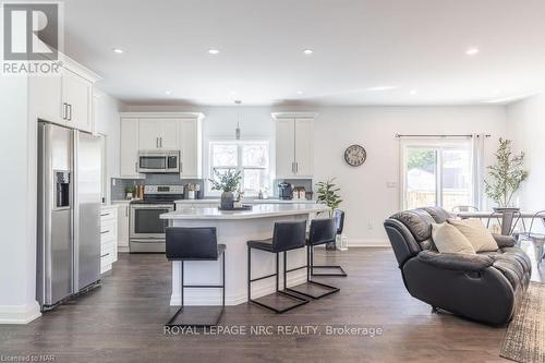 20 Jubilee Drive, St. Catharines (444 - Carlton/Bunting), ON - Indoor Photo Showing Kitchen With Upgraded Kitchen