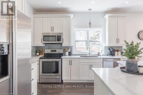 20 Jubilee Drive, St. Catharines (444 - Carlton/Bunting), ON - Indoor Photo Showing Kitchen With Upgraded Kitchen