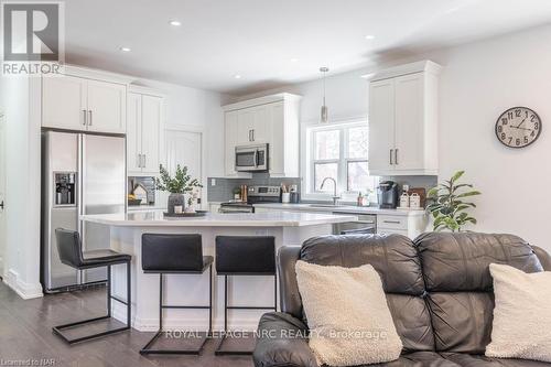 20 Jubilee Drive, St. Catharines (444 - Carlton/Bunting), ON - Indoor Photo Showing Kitchen With Upgraded Kitchen