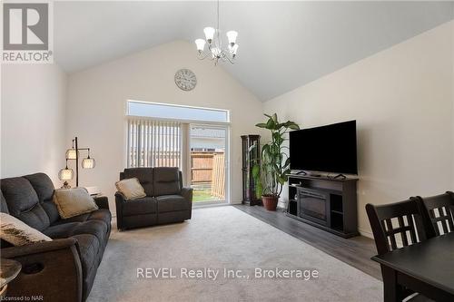 23 Cosmopolitan, St. Catharines (444 - Carlton/Bunting), ON - Indoor Photo Showing Living Room