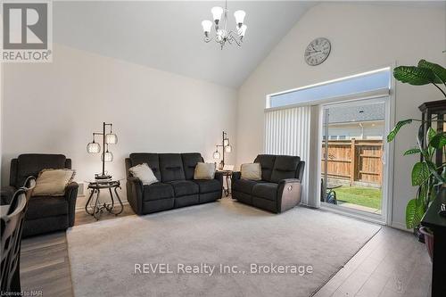 23 Cosmopolitan, St. Catharines (444 - Carlton/Bunting), ON - Indoor Photo Showing Living Room