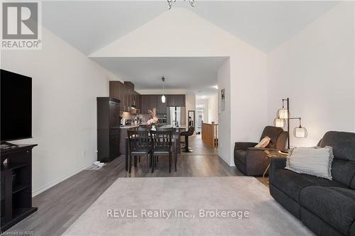 23 Cosmopolitan, St. Catharines (444 - Carlton/Bunting), ON - Indoor Photo Showing Living Room