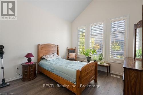 23 Cosmopolitan, St. Catharines (444 - Carlton/Bunting), ON - Indoor Photo Showing Bedroom