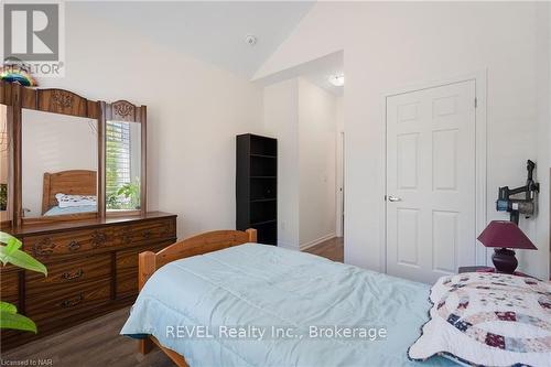 23 Cosmopolitan, St. Catharines (444 - Carlton/Bunting), ON - Indoor Photo Showing Bedroom