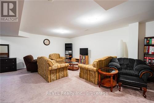 23 Cosmopolitan, St. Catharines (444 - Carlton/Bunting), ON - Indoor Photo Showing Living Room