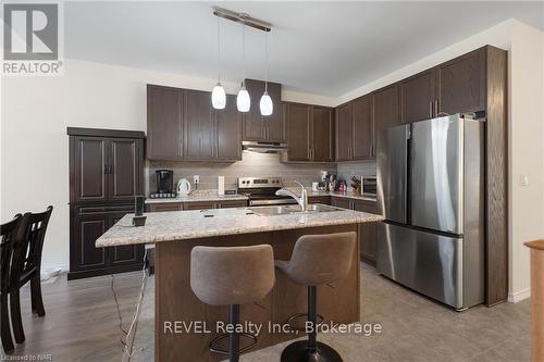 23 Cosmopolitan, St. Catharines (444 - Carlton/Bunting), ON - Indoor Photo Showing Kitchen With Upgraded Kitchen